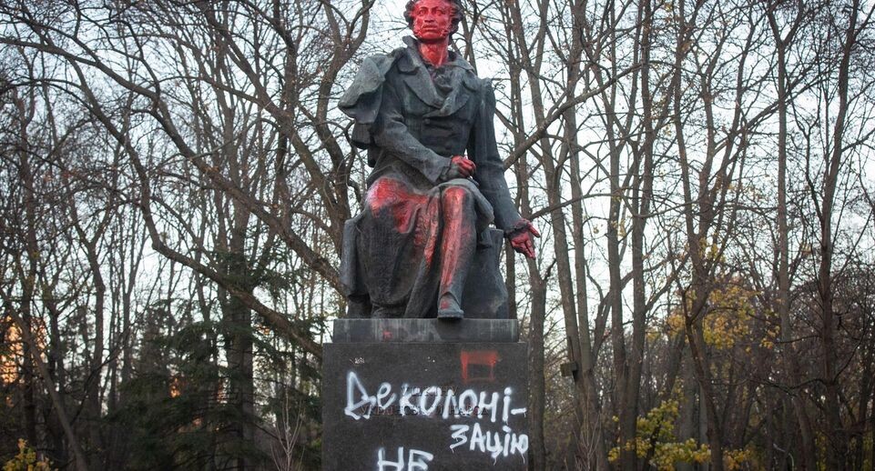    Вандалы изрисовали памятник Пушкину в Киеве. Oleksii Chumachenko/Keystone Press Agency / www.globallookpress.com
