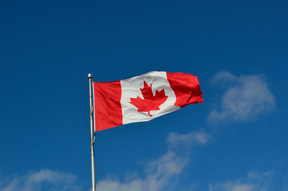 Согласно новому докладу благотворительной организации Food Banks Canada, за последние два года в Канаде почти на 40% выросла доля населения, испытывающего бедность и неуверенность в продовольственном обеспечении.


Эта тенденция стала одной из причин, по которой Food Banks Canada присвоила правительству общую оценку "D" в своем свежем национальном обзоре бедности, отмечается в отчете. Данные показывают, что более четверти населения страны, а именно 25,5%, испытывают трудности с доступом к достаточному питанию. Среди факторов, усугубляющих ситуацию, выделяются высокий уровень безработицы среди молодых людей, проблема доступности жилья и недостаточное финансирование социальных инициатив.


В то же время, авторы доклада подчеркивают, что новые государственные проекты, такие как программа доступного жилья, план стоматологической помощи и общенациональная программа питания в школах, демонстрируют "многообещающие начальные успехи и имеют потенциал для дальнейшего расширения".