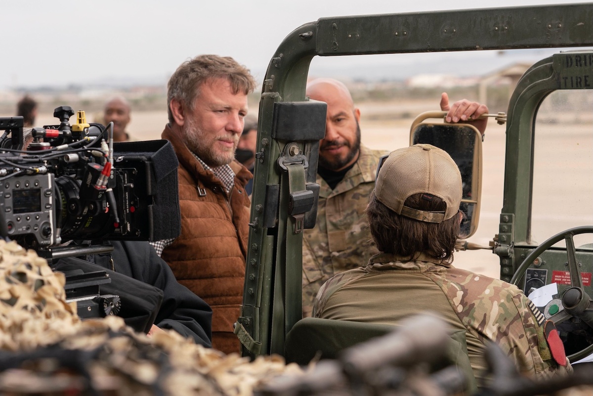 Фото со съемочной площадки фильма «Переводчик». В кадре (слева направо) — режиссер Гай Ричи, актеры Дар Салим и Джейк Джилленхол