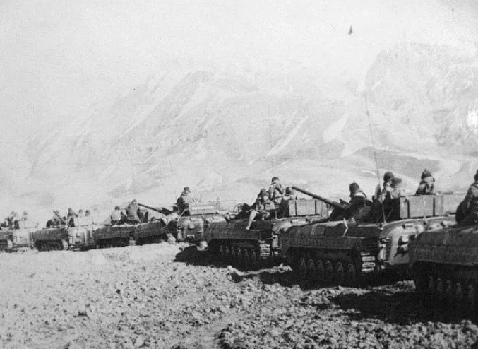 Колонна бронетехники советской пограничной ММГ-1 Рустак. Республика Афганистан, 1988 год