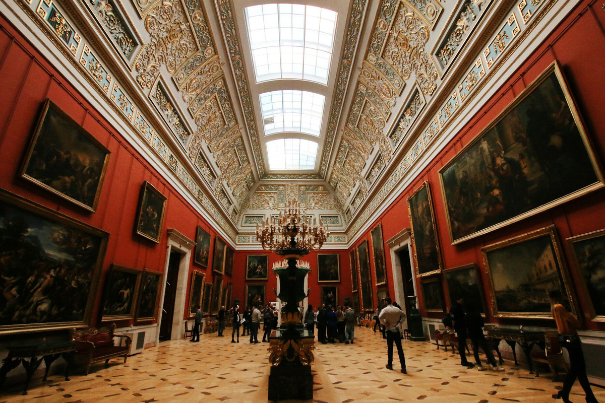 Прежде чем пойти в Эрмитаж, выберите себе заранее 5-7 залов, которые обязательно хотите увидеть, и чётко следуйте запланированному маршруту, не отвлекаясь по возможности на другие экспонаты. Чек-лист для первого визита: лоджии Рафаэля, часы «Павлин», зал с картинами Леонардо да Винчи, «Скорчившийся мальчик» Микеланджело, Георгиевский зал, мумия египетского жреца в Египетском зале. Фото: Artem Bryzgalov / Unsplash