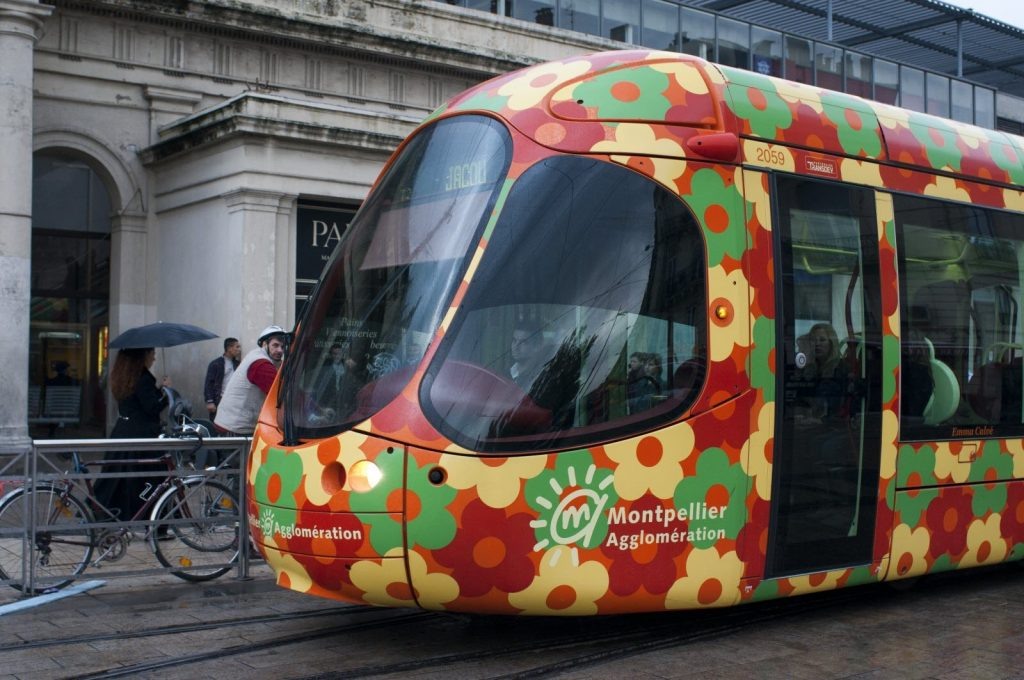 Трамвай, курсирующий по улицам Парижа.