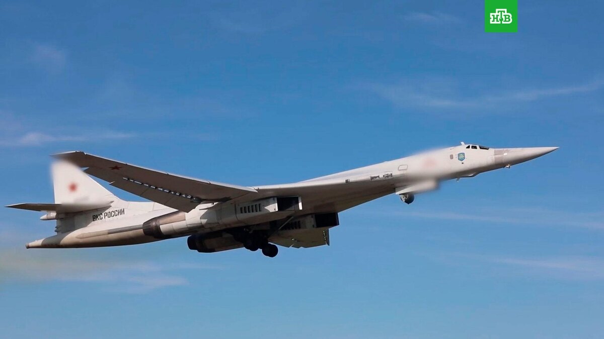    Кадры полета    Ту-160    над Баренцевым морем на учениях    «Запад-2025»