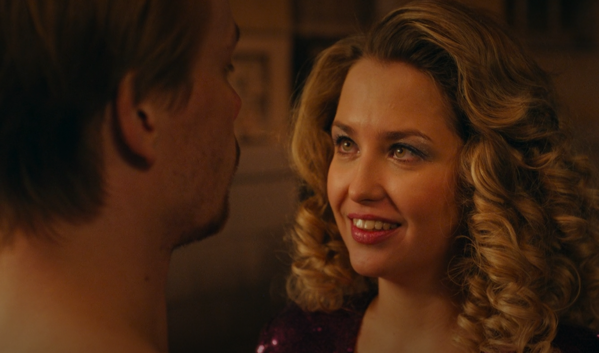 Главный герой Егор (роман Евдокимов) и его мама (Аглая Шиловская) в сцене, до одури напоминующей...