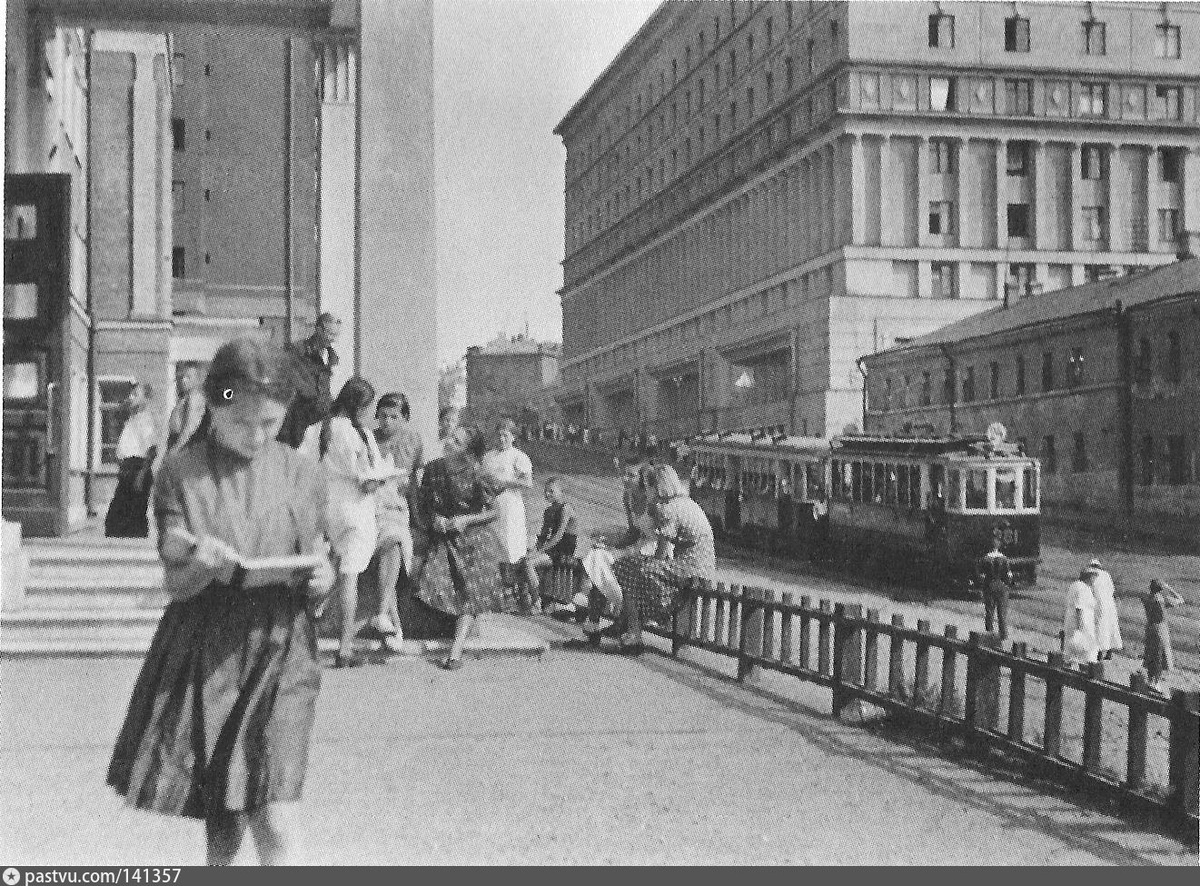 Школа в Подколокольном переулке. По утверждению автора, № 586. 1938 г. Автор: Б. Вдовенко.
Источник: Н. Алещенко. Москва в планах развития и реконструкции 1918-1985. М., 2009