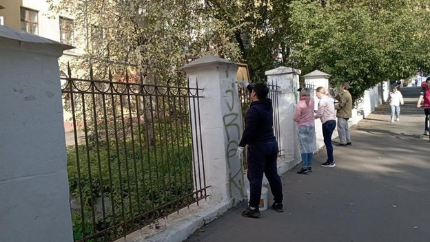    В Кирове «Дворовый патруль» закрашивает рекламу наркотиков