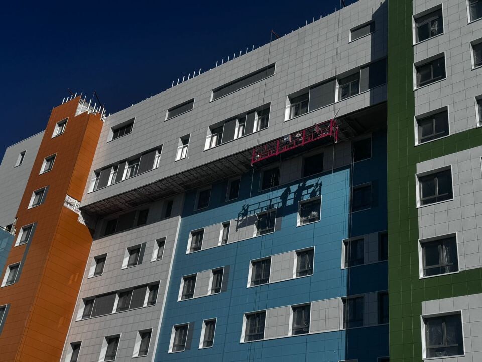    Возведение нового здания Алтайского краевого клинического центра охраны материнства и детства. Источник: Пресс-служба Министерства строительства и ЖКХ Алтайского края