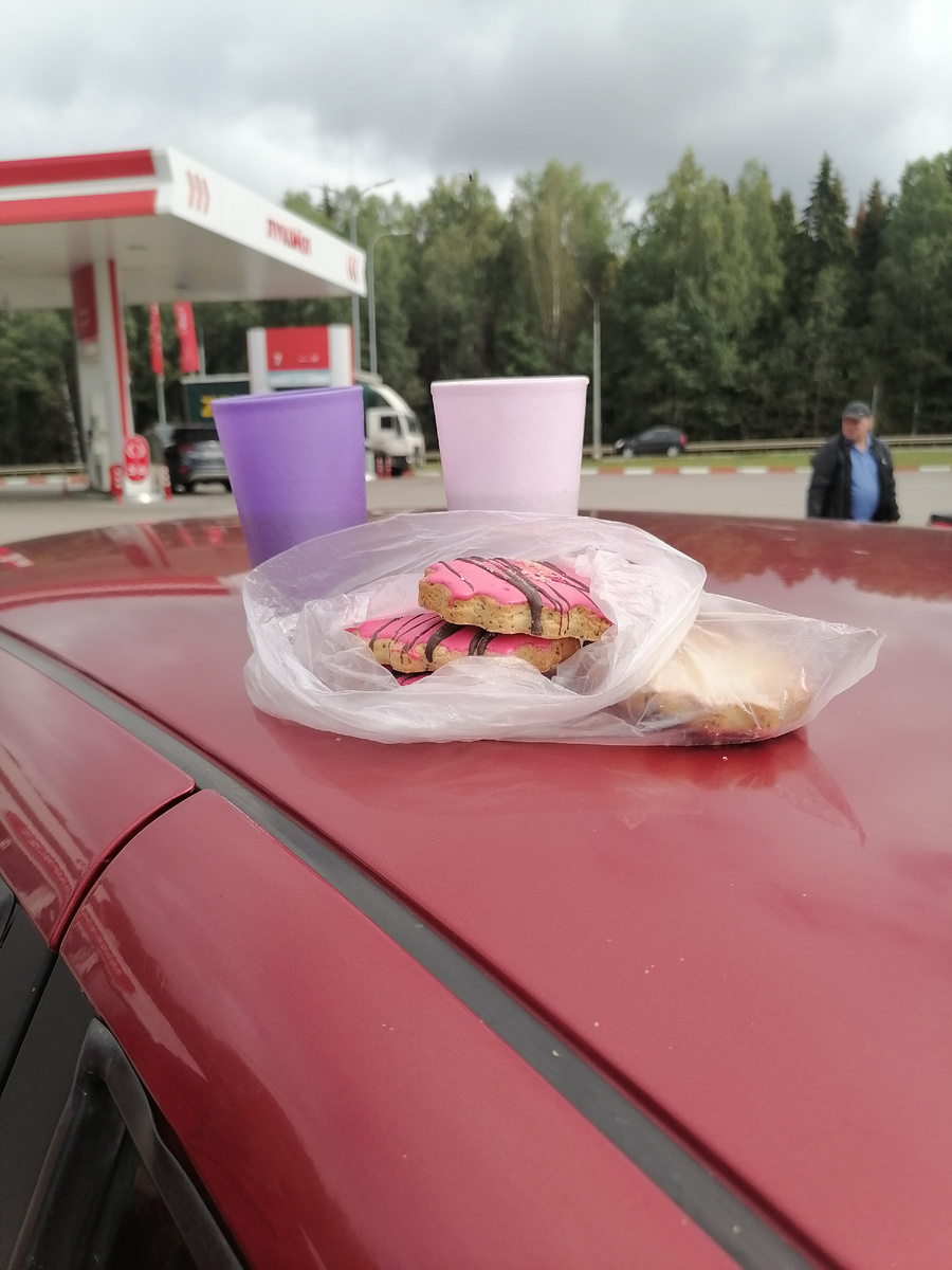 Брали с собой термос с чаем и песочное пирожное.