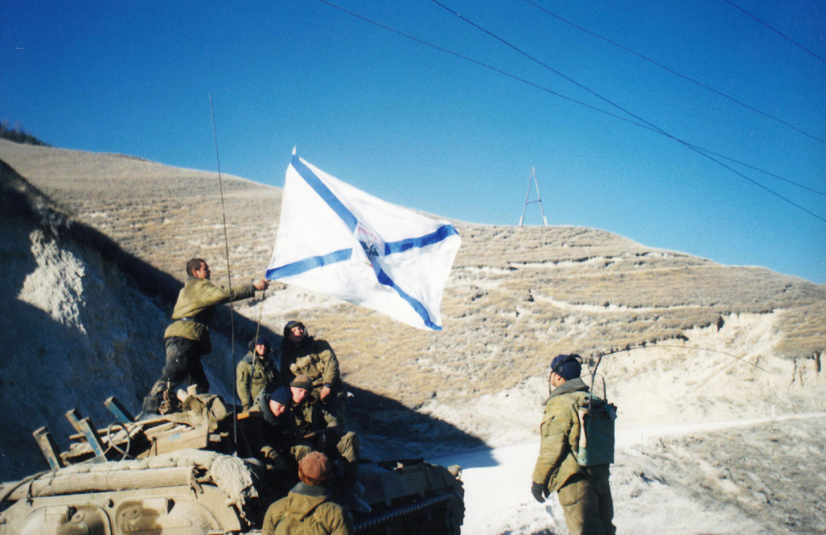 Морские пехотинцы в горах во время перехода. Вторая чеченская военная кампания, Чечня