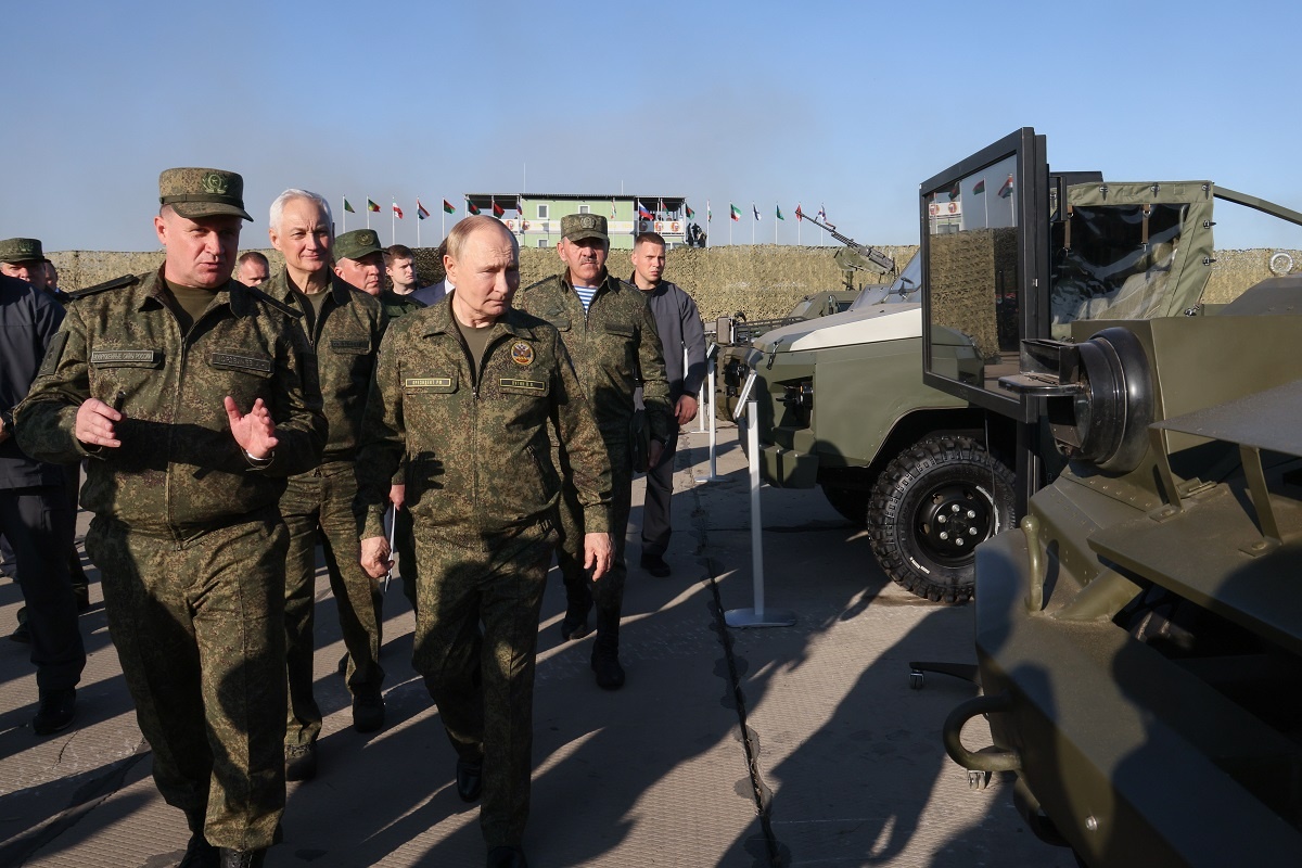    Глава государства также осмотрел выставку военной техники