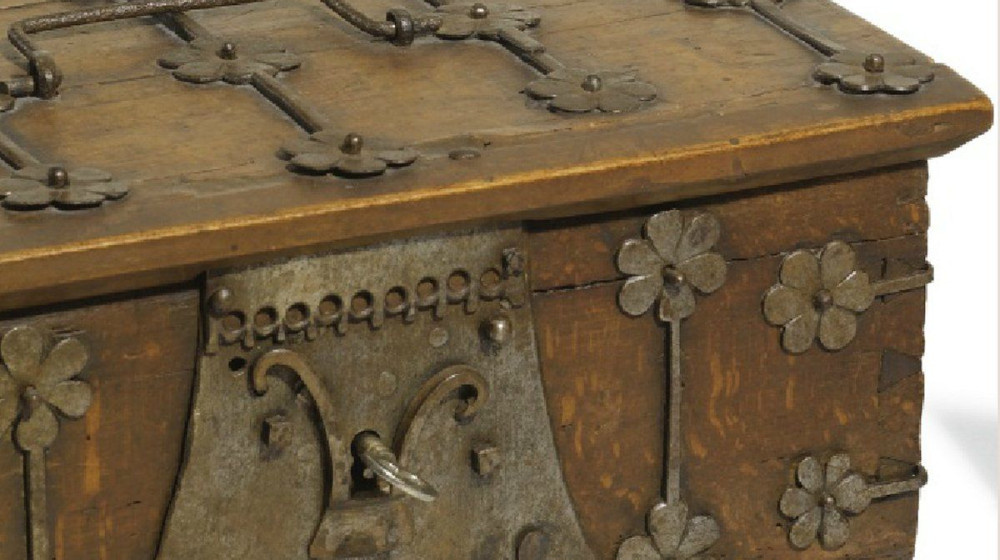    Пенсионерка перевернула историю, найдя сундук Викингов на берегу