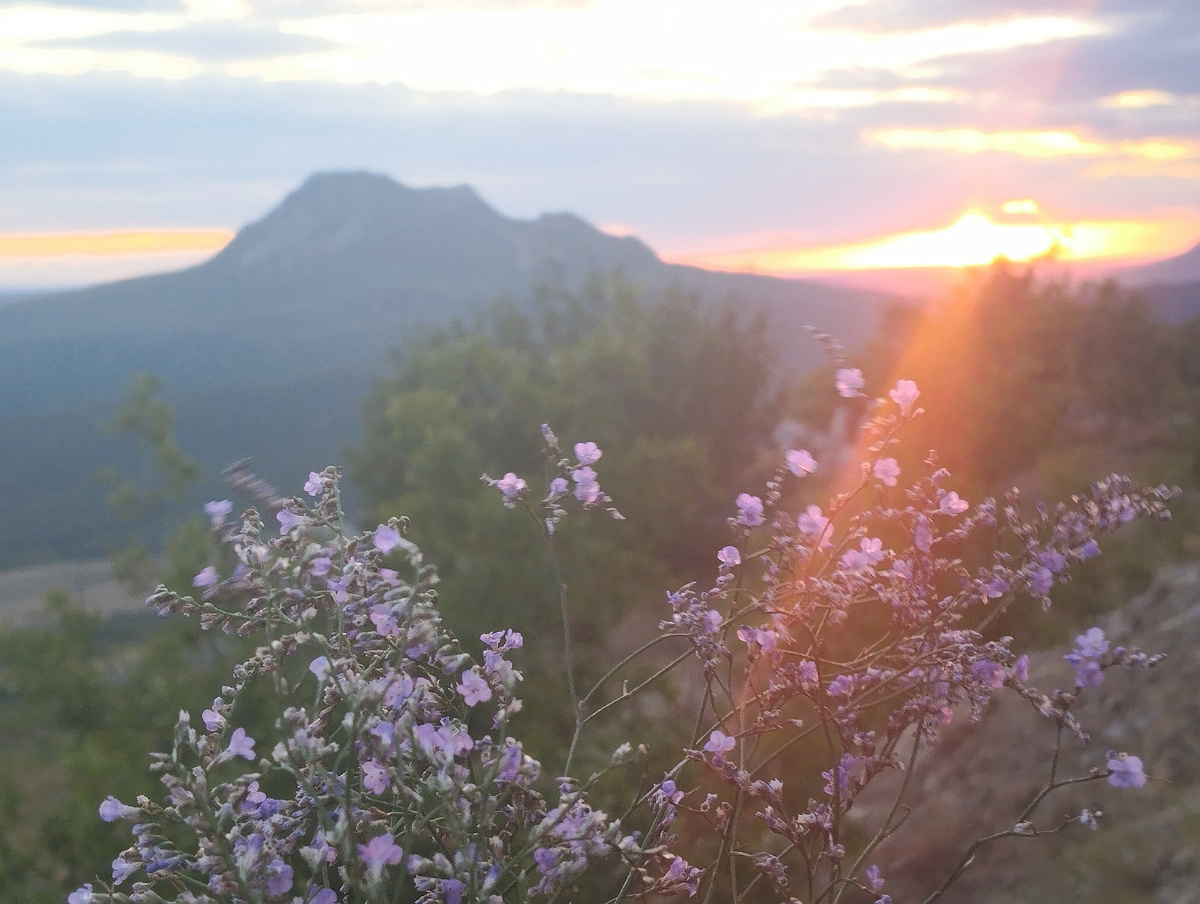 Кемерек в лучах заката на фоне Развалки 