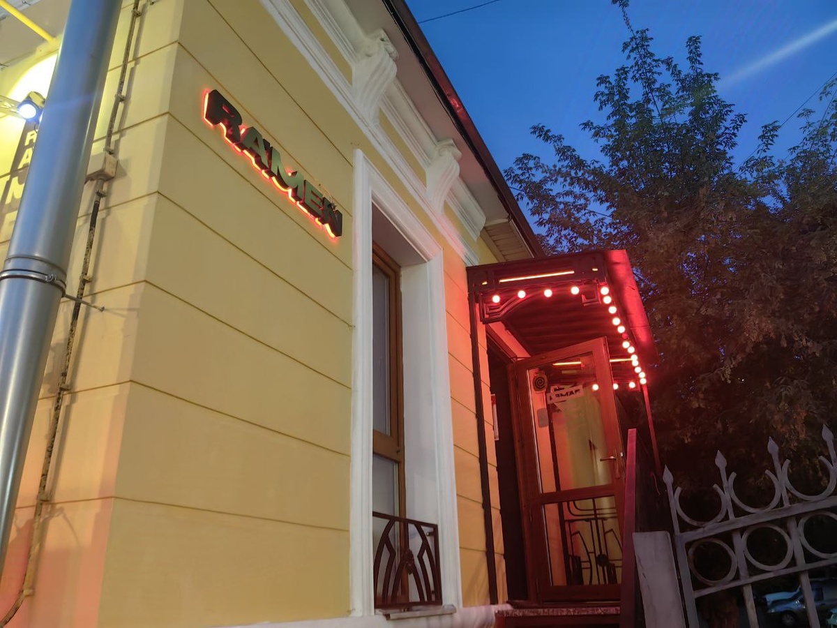 Вход освещается красными фонариками.