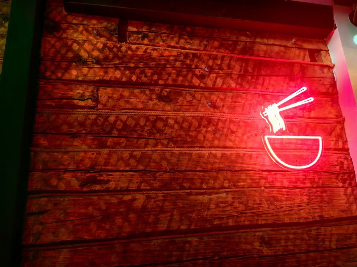 Пример того, как нужно захватывать лапшу палочками. Я так не очень умею, поэтому выбираю обычно проверенный вариант с вилкой.