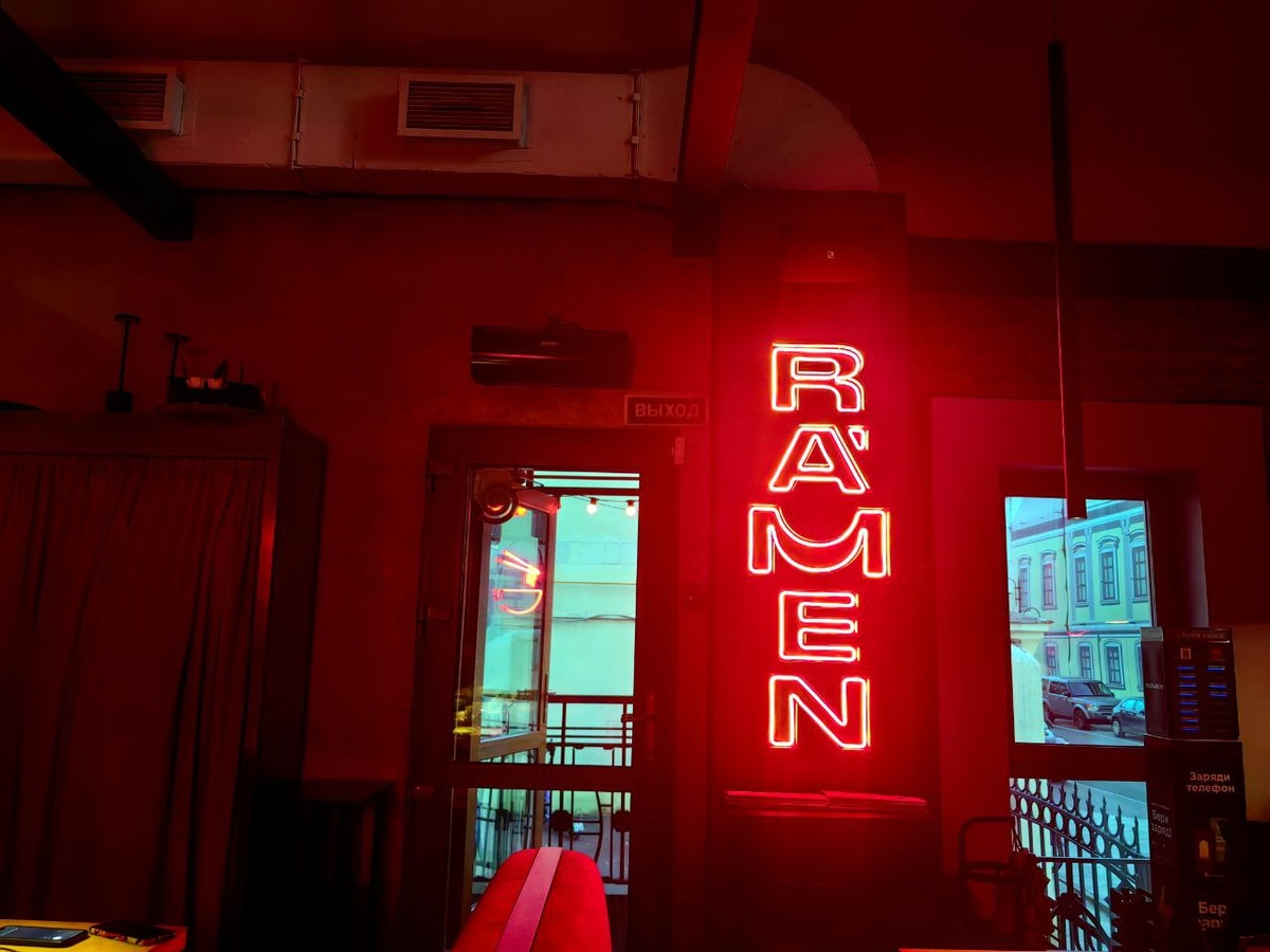 Внутри как будто своя жизнь, очень контрастно в сравнении в уличными видами из окна.