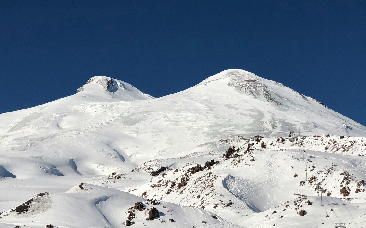 У Эльбруса два пика, самый высокий — западный, а высота восточного составляет 5621 метр. Фото: Rustam Altuev / Unsplash