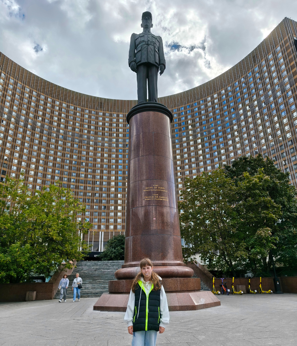 Аллея перед входом 