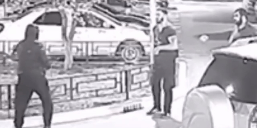 Три мужчин хотели напугать одного