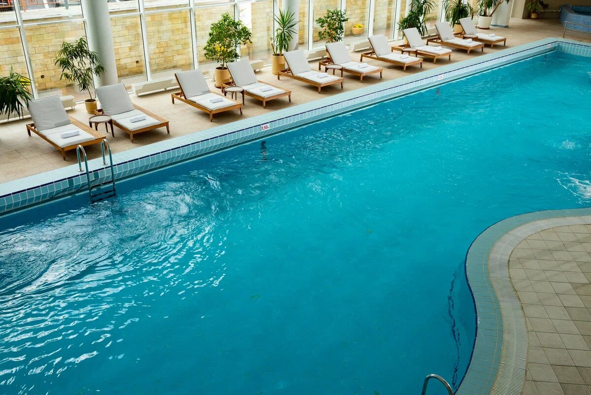 Длина 25 метров.Качеству воды в нашем бассейне мы уделяем особое внимание. Ее чистоту и пользу для вашей кожи обеспечивают современные кварцево-песчаные фильтры в сочетании с безвредным ультрафиолетом.