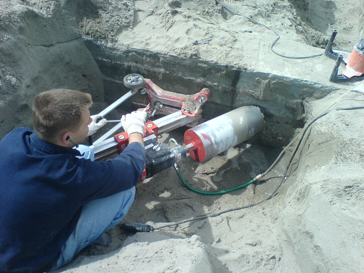 Самый простой случай изготовления отверстий для продухов, когда только лента фундамента. 