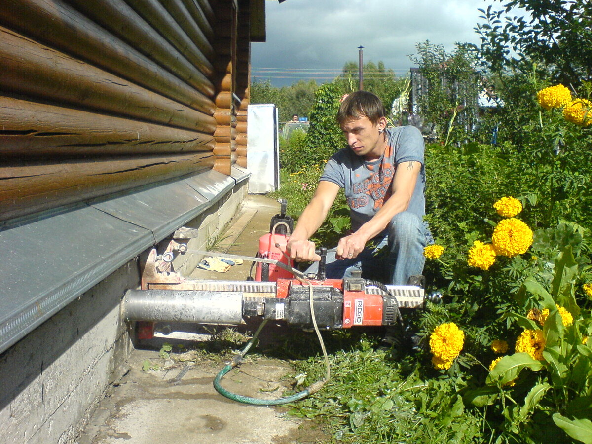 Самый частый случай изготовления продухов в готовом доме. Отверстия сверлются в каждой наружней ленте фундамента.