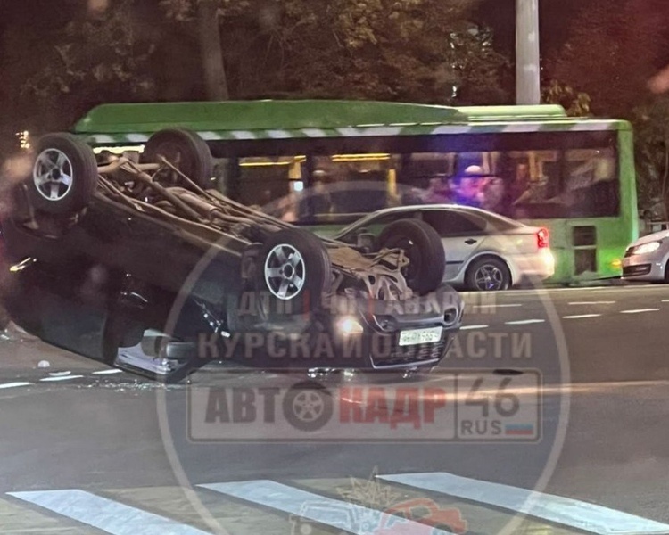    В центре Курске вечером 16 сентября перевернулся автомобиль