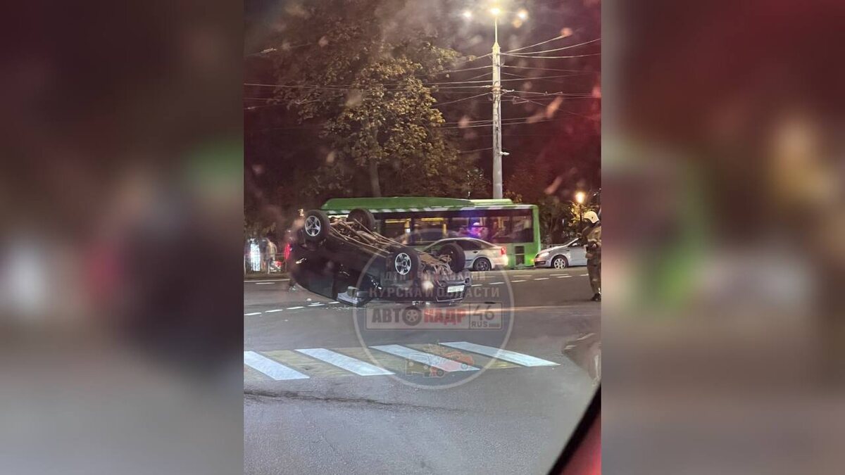    В Курске столкнулись две машины — одна опрокинулась