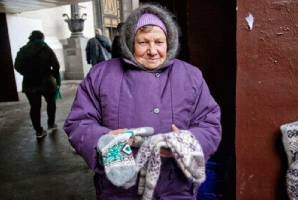 Компания Delivery Club попросила россиян помочь найти бабушек, которые торгуют у метро вязаной одеждой. Компания решила заняться благотворительностью, а заодно утеплить своих сотрудников.