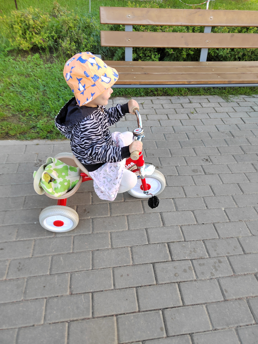 Из-под шляпы чуть-чуть видно крошкину улыбку