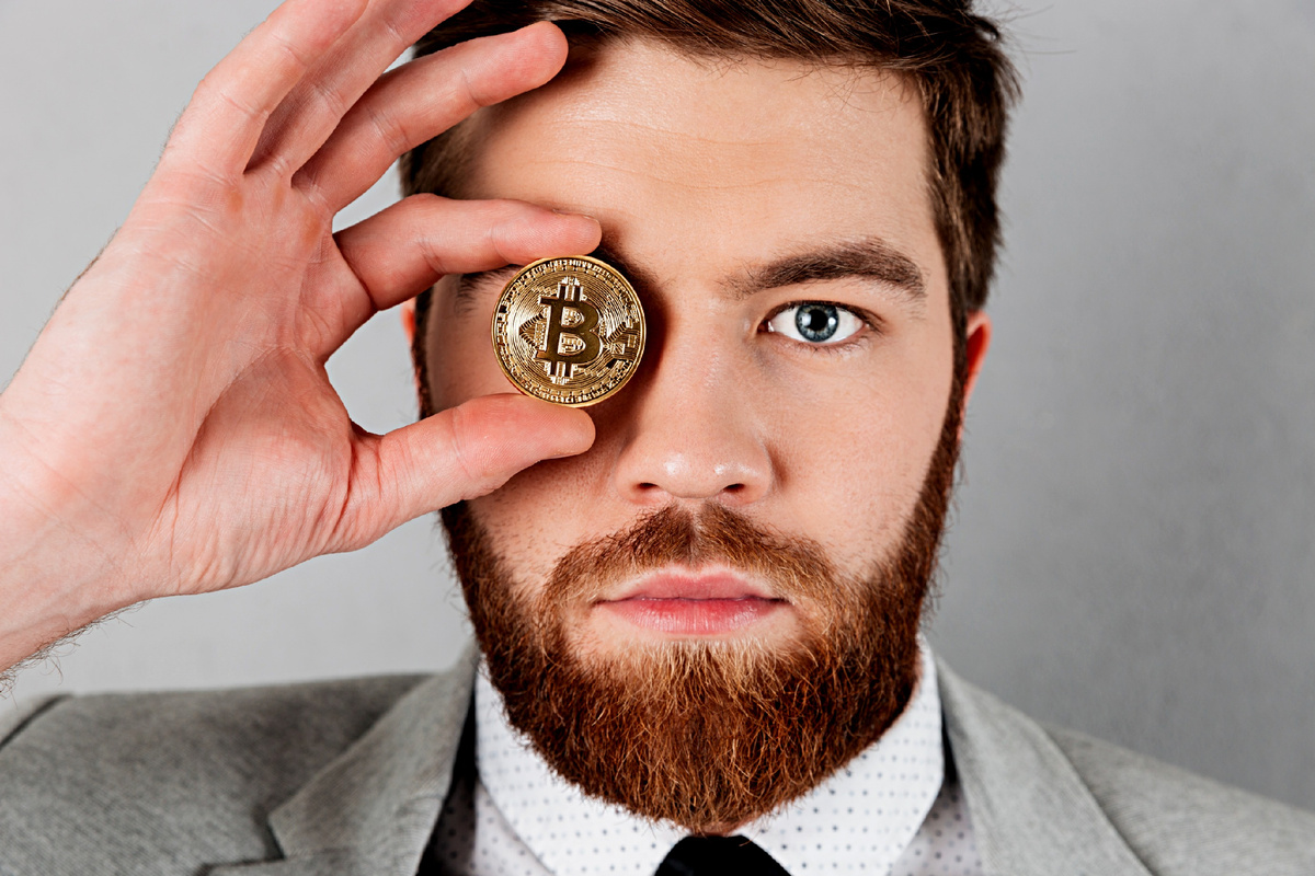 Человек с монетой