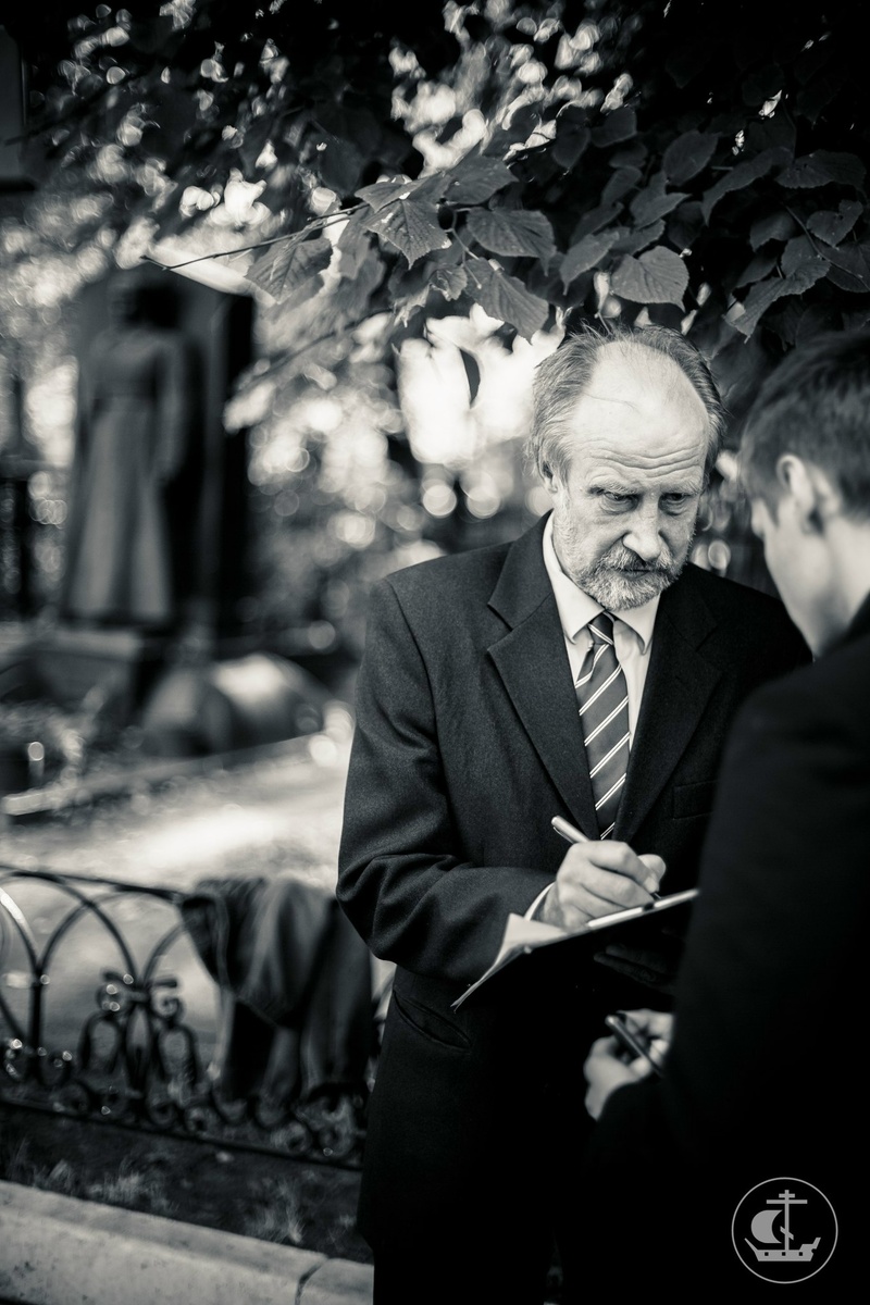 Александро-Невская лавра 2020-е гг.: отметка в списке студентов перед Всенощным бдением