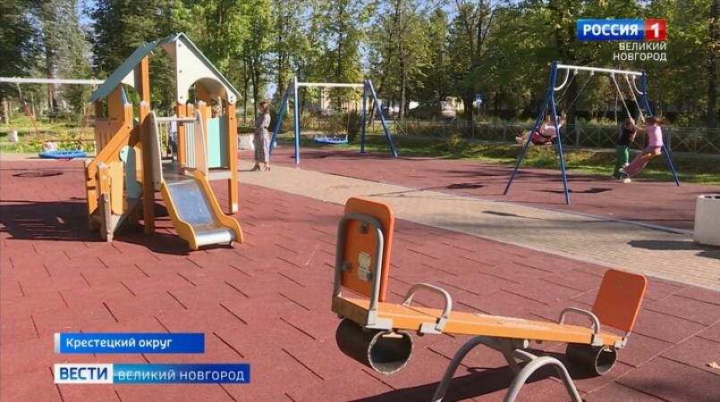 В поселке Крестцы установили новую детскую площадку