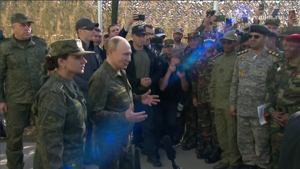    ПРЕЗИДЕНТ РОССИИ ПООБЩАЛСЯ С ПРЕДСТАВИТЕЛЯМИ ИНОСТРАННЫХ ГОСУДАРСТВ, ПРИГЛАШЁННЫХ НА УЧЕНИЯ "ЗАПАД-2025". СКРИНШОТ: ВИДЕО KREMLIN.RU