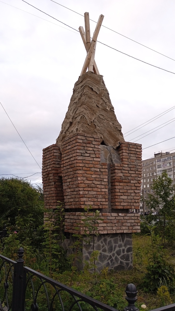 Стела около ресторана Сампо