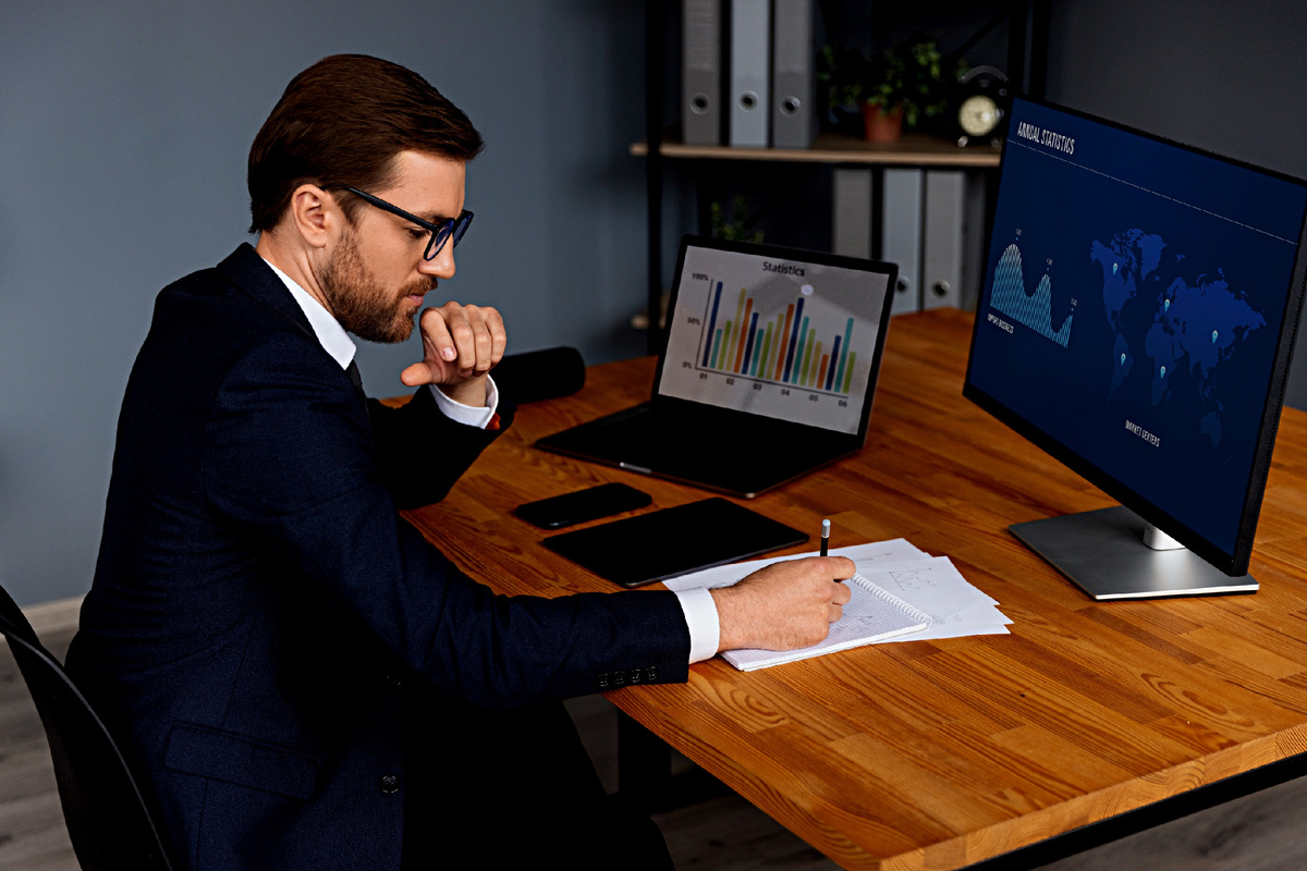 Деловой человек следит за графиками