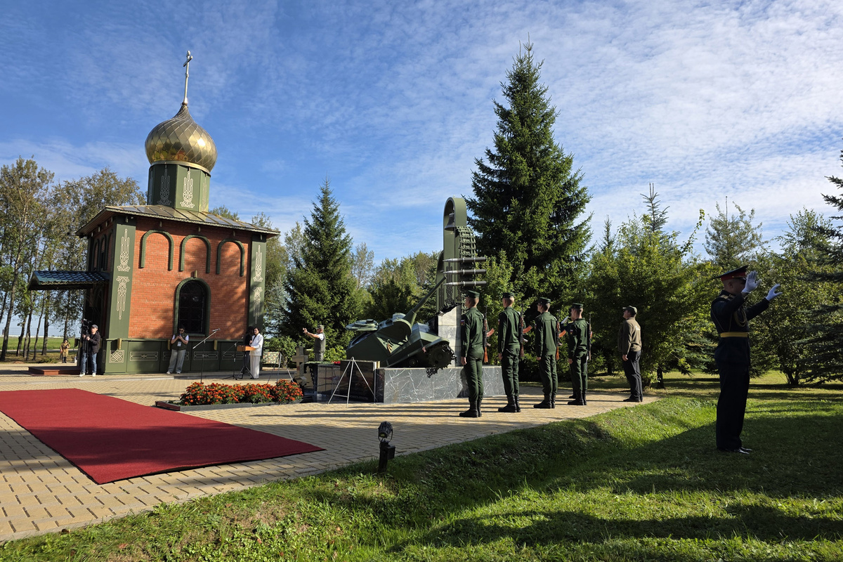 Началось празднование с памятных мероприятий.