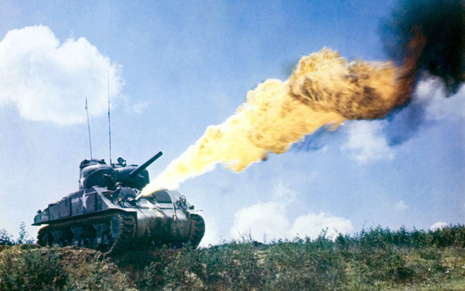 Средние танки М4 "Шерман" со встроенными огнемётами для выкуривания японских солдат из подземных укреплений.