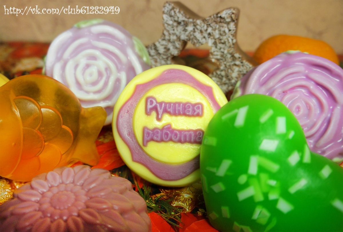 В центре, нежное смягчающее и увлажняющее мыло "Облако ванили" с сухим козьим молоком, миндальным маслом и отдушкой "Ваниль". Автор мыла и фотографий Корягина Светлана (Корга Арт)