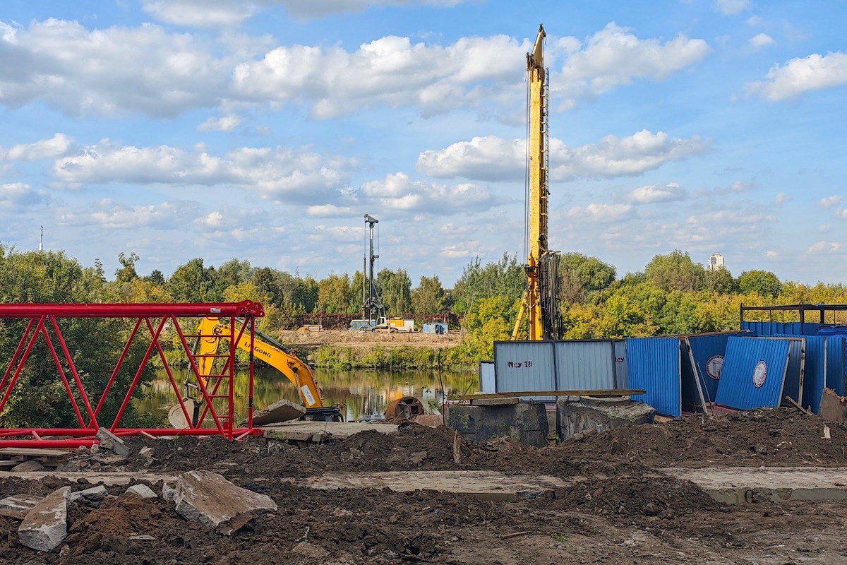 📷 1.1: Старт работ на берегах Москвы-реки: буровые установки, подготовка под опоры.