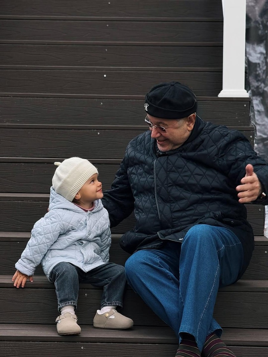    Евгений Петросян с дочкой Матильдой (в октябре ей будет 2 года) в свой 80-й день рождения Личная страница героя публикации в соцсети