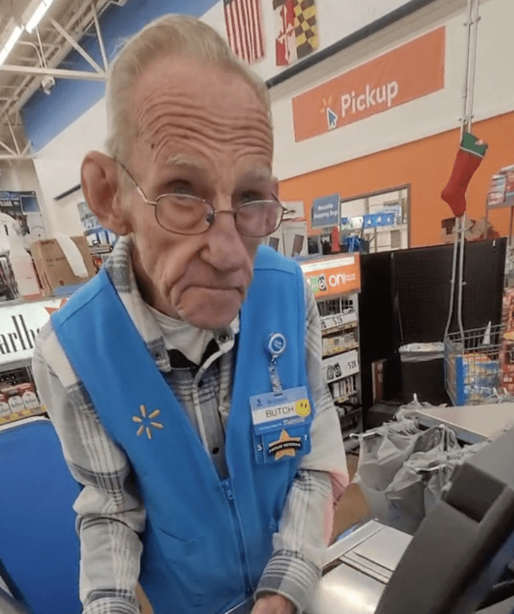 Ему 82 и он работает на кассе(
