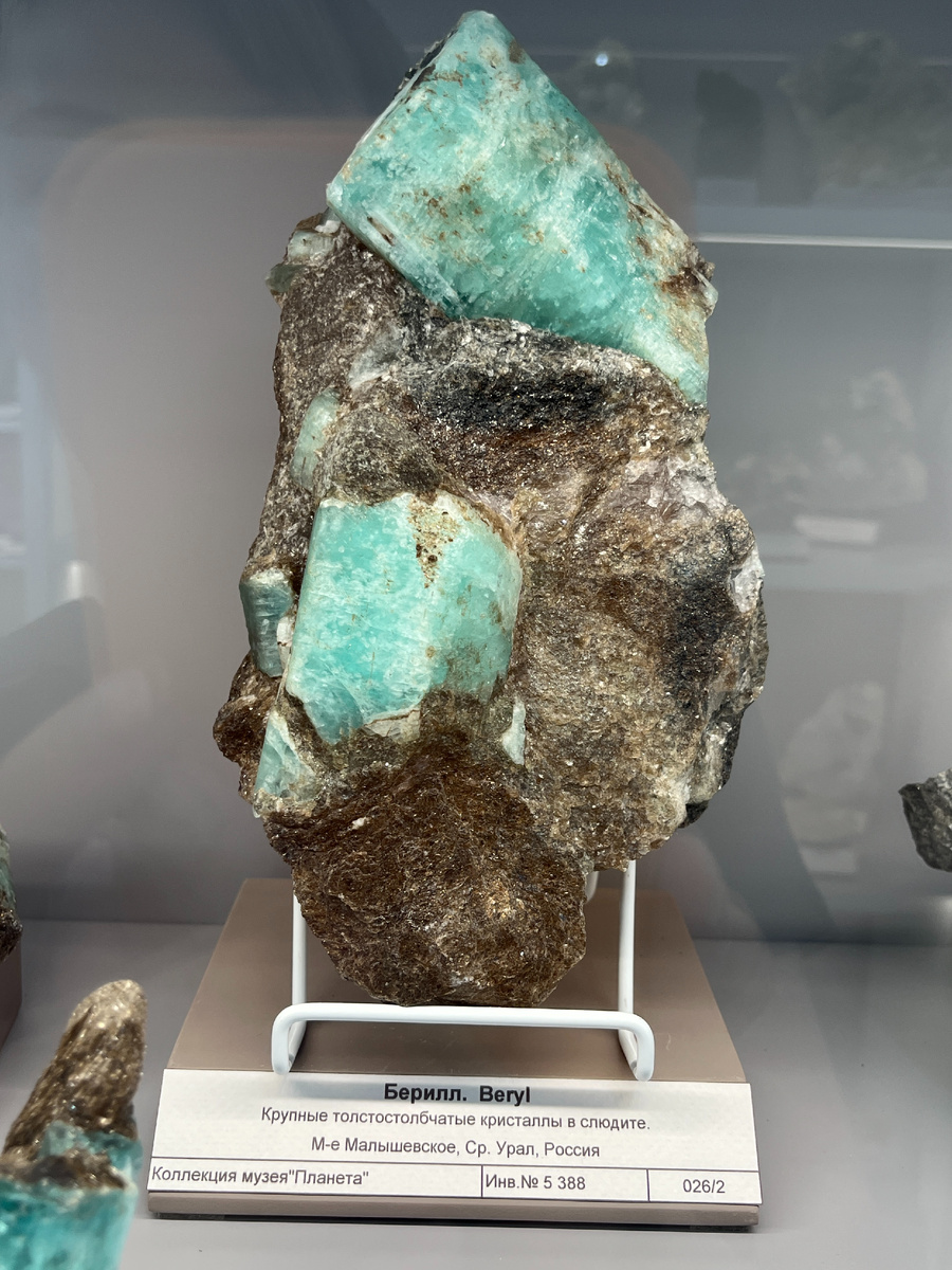 Эффектный образец из Малышевского месторождения. Минералогический музей Планета - мой неиссякаемый источник вдохновения и поставщик эксклюзивного фотоконтента для моего блога😃.