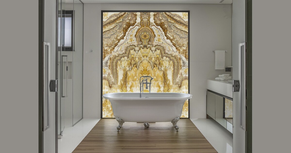 Натуральный оникс Onice Fire (Файер) с подсветкой в интерьере ванной комнаты