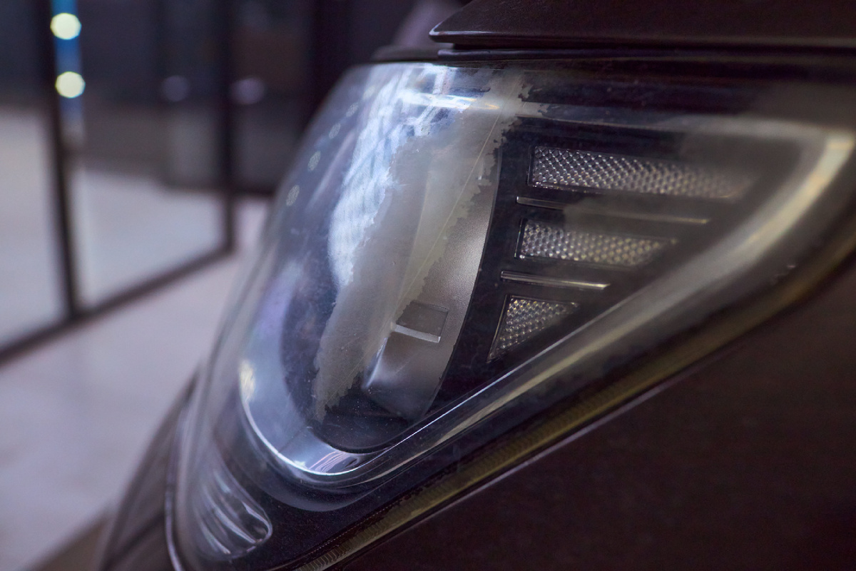 Источник фото: https://custom-heroes.ru/raboty/vid-uslugi/avtosvet/nashi-raboty/kia-mohave-vosstanovlenie-far-i-zamena-stekol/