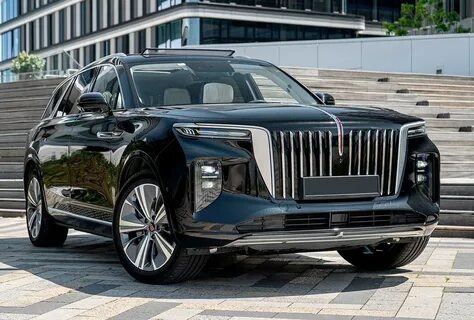 Интерьер выполнен с применением натуральной кожи и ценных пород древесины, подчеркивая премиальную направленность модели. 