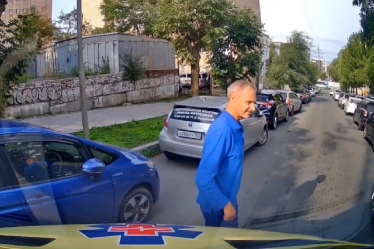    Обратившись за помощью к прохожим, водители Леонид Бевза и Николай Саломакин вместе с другими горожанами слегка расшатали автомобиль и сдвинули его