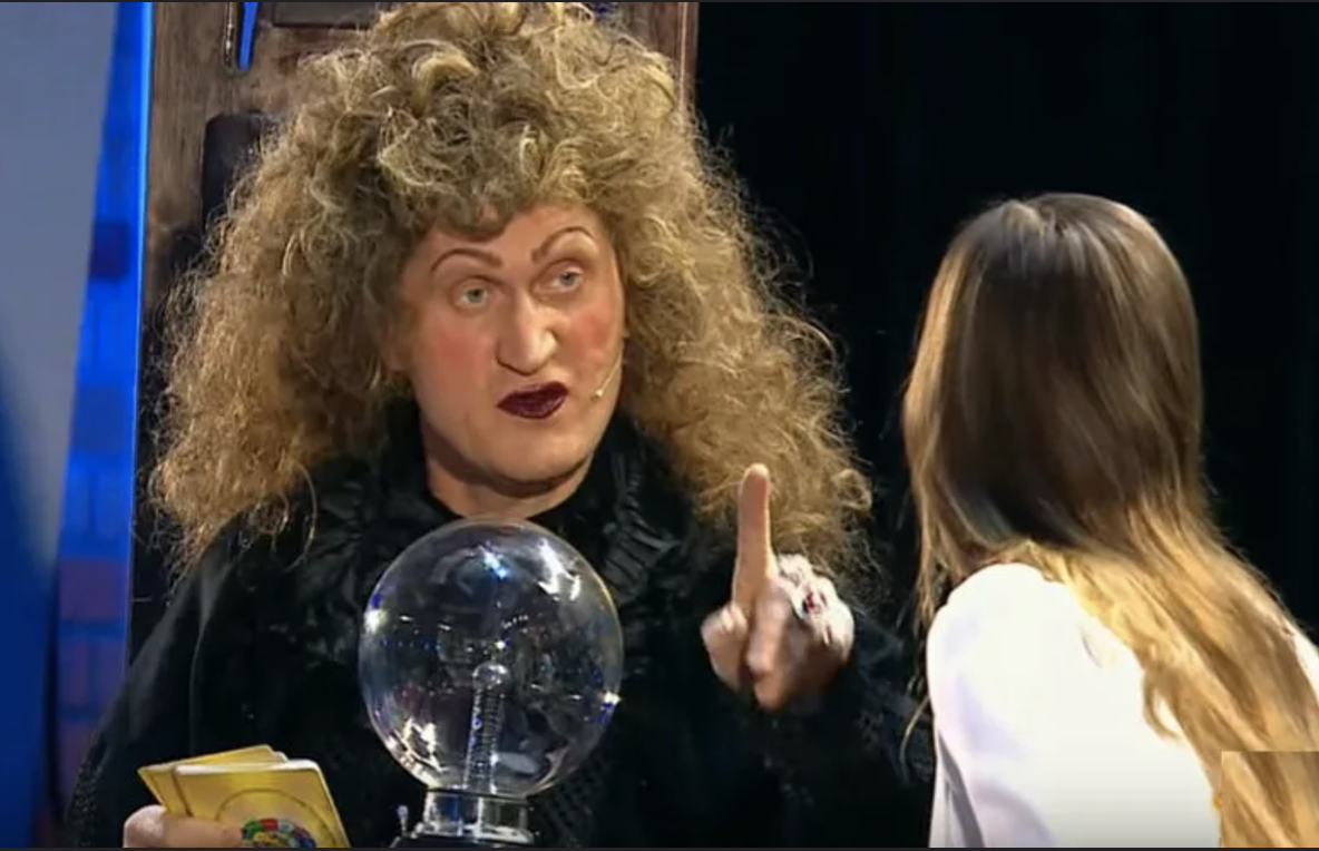 Типичная гадалка за работой