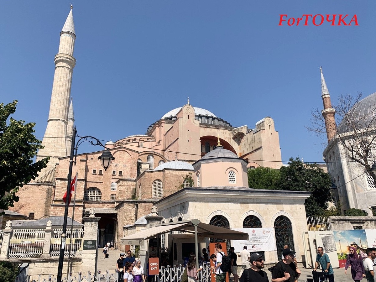 Темнеющая ниша на уровне первого этажа – вход в так называемый южный вестибюль (притвор) базилики, которым в византийские времена пользовался император, курсируя между Софийским собором и близлежащим Большим дворцом