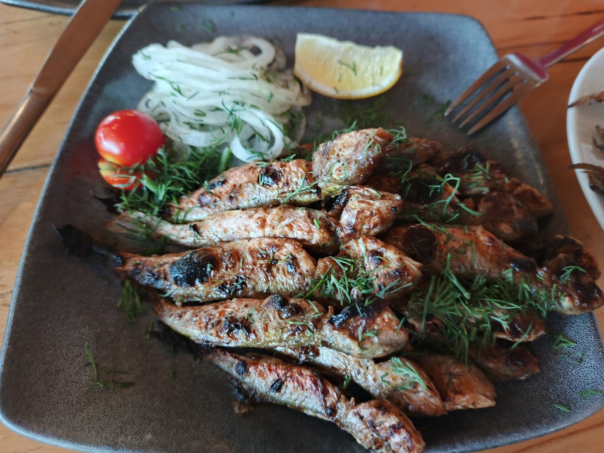    Скупаю килограммы этой копеечной рыбы, готовлю вкуснейший обед на всю семью