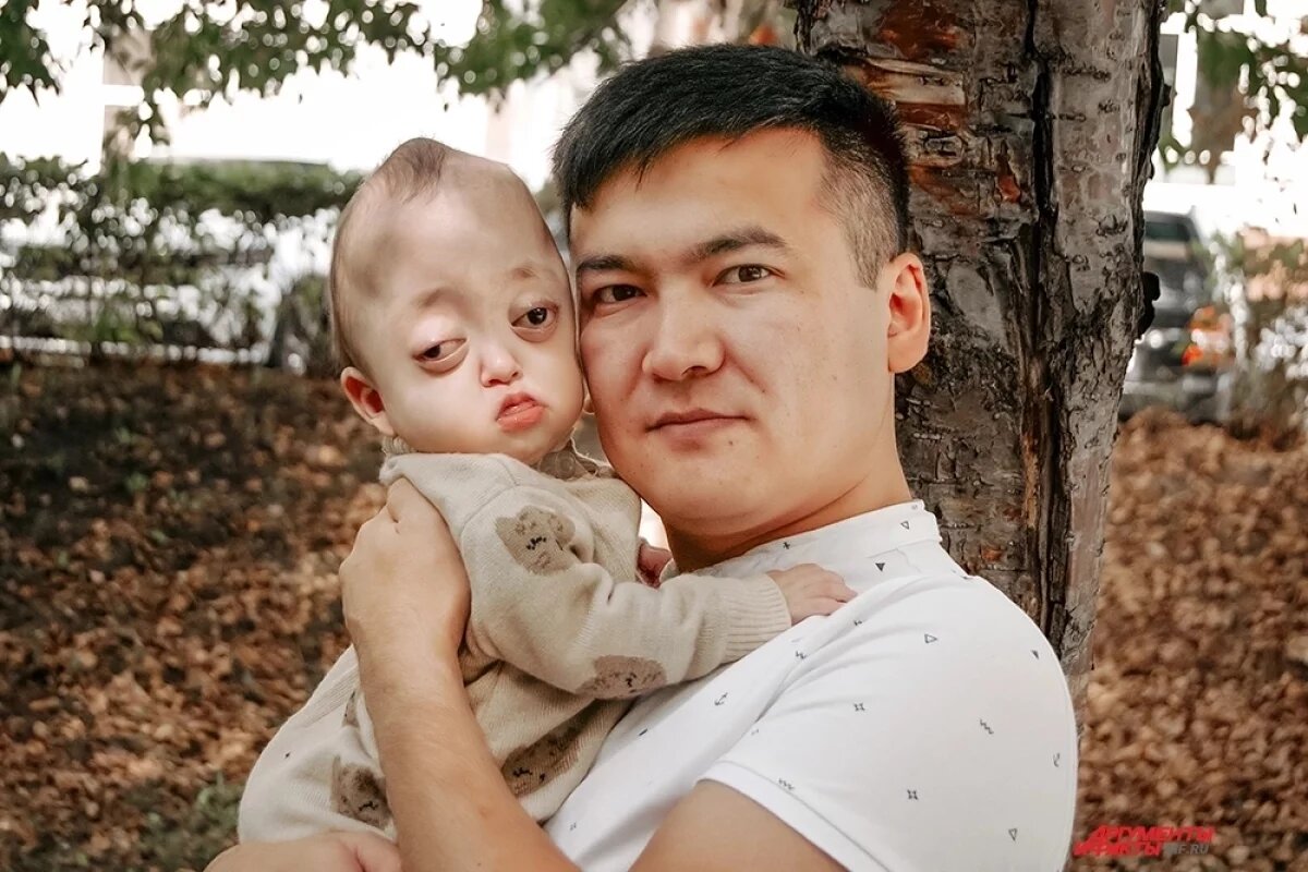    Бакай держит дочь на руках. Он – атлант, поддерживающий её небо. Но порой в одиночку не справляются даже самые сильные.